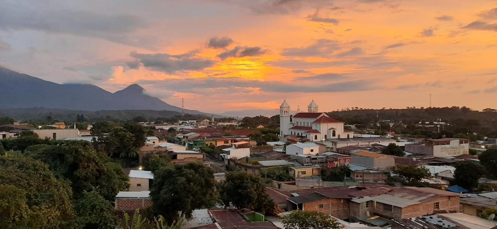 Vista Los Volcanes Hotel Y Restaurante Хуаюа Экстерьер фото